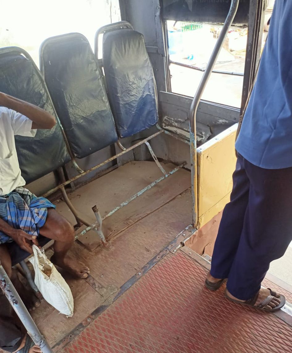 அரசு பஸ்சில் இருக்கை சேதம்