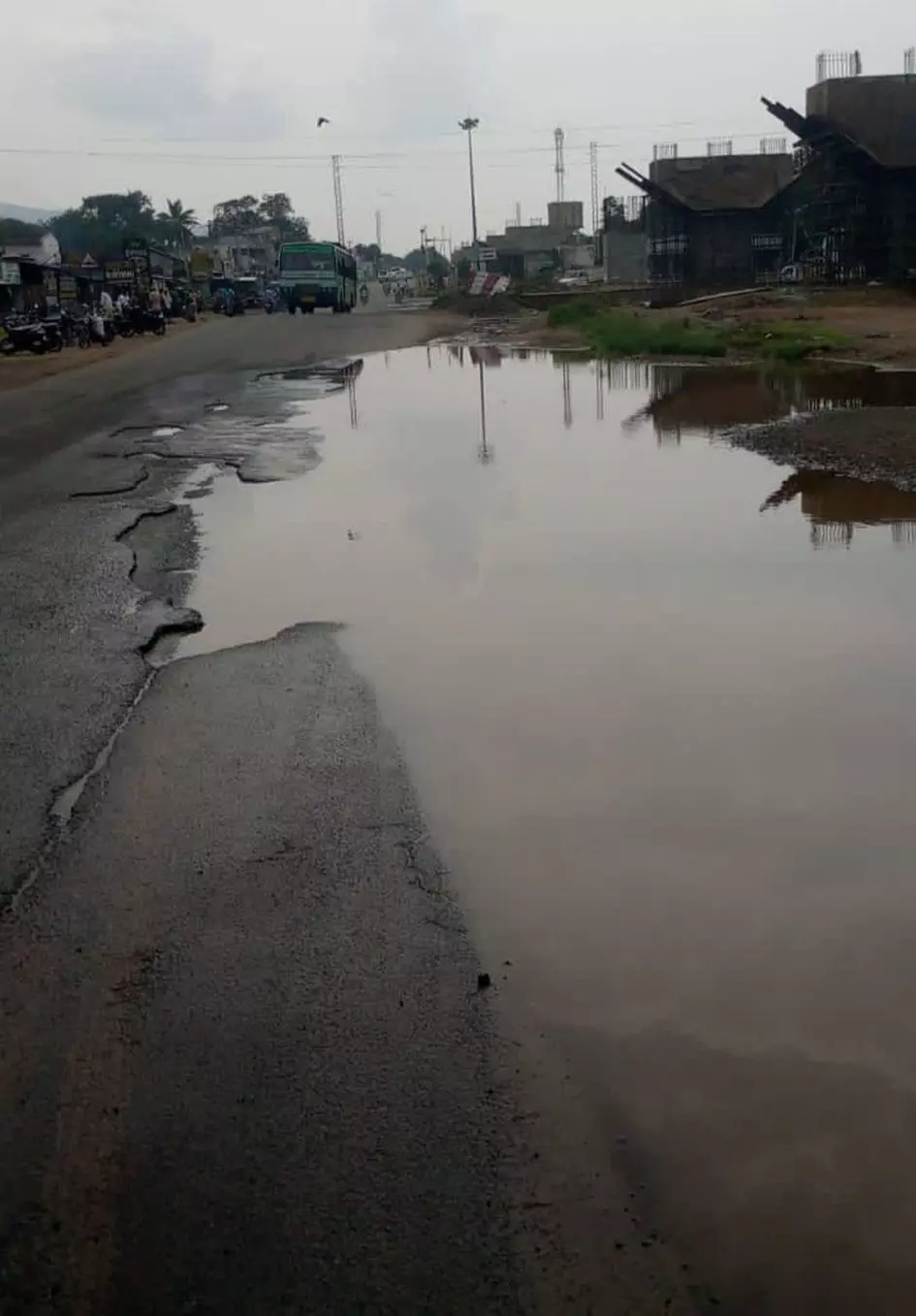 சாலையில் தேங்கிய மழைநீர்