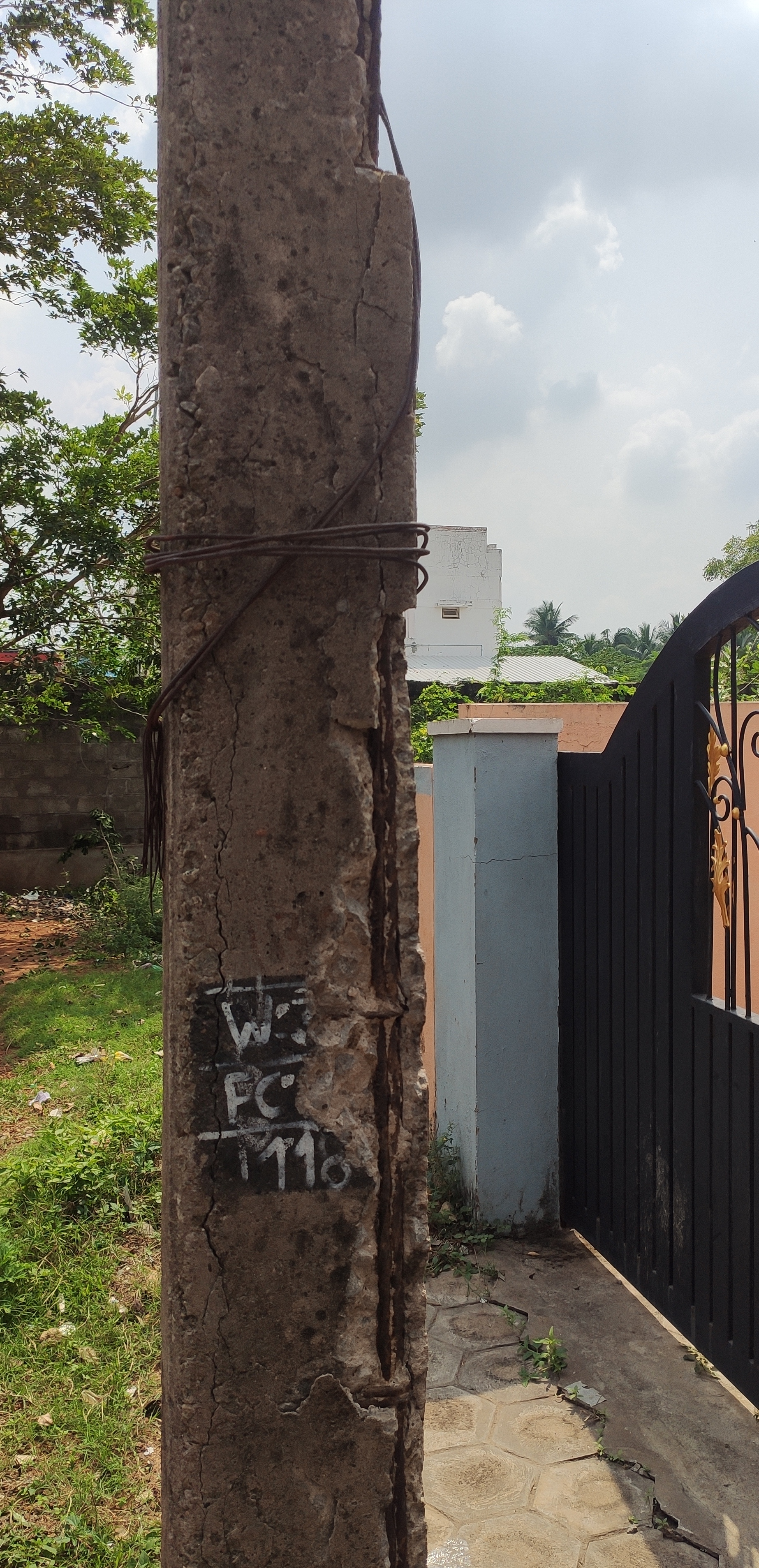 மாற்றப்படாத மின்கம்பம் மாற்றப்படாத மின்கம்பம்