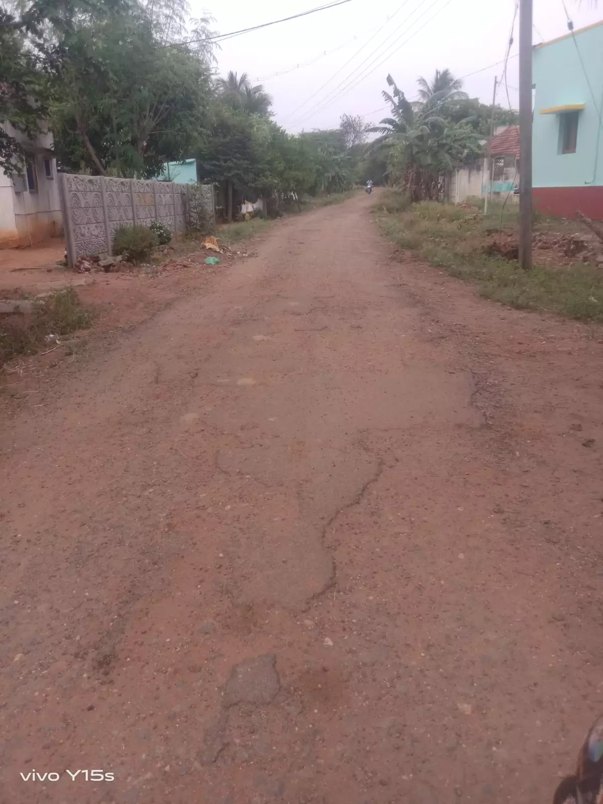 குண்டும், குழியுமான சாலை குண்டும், குழியுமான சாலை