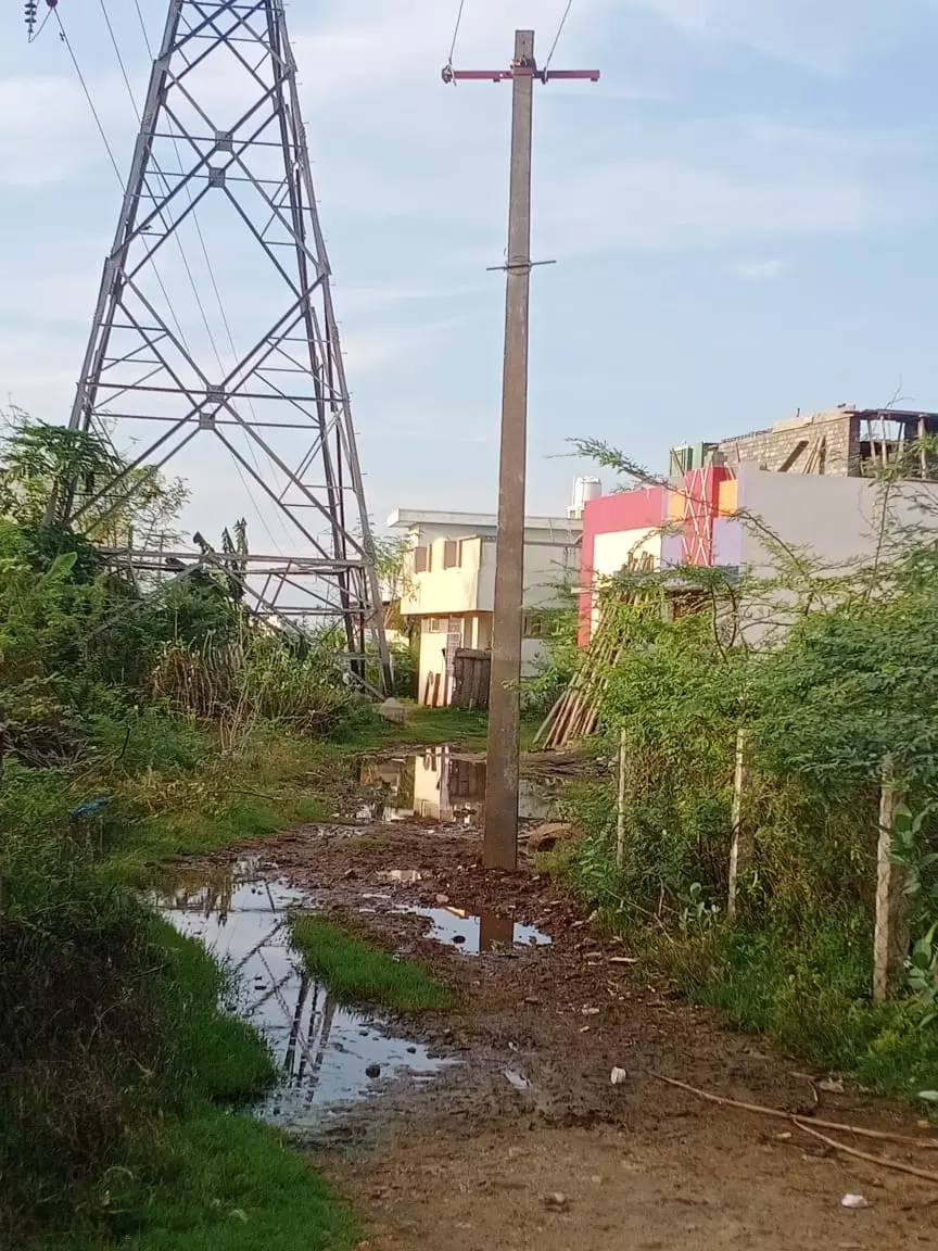 சேறும், சகதியுமான சாலை சேறும், சகதியுமான சாலை