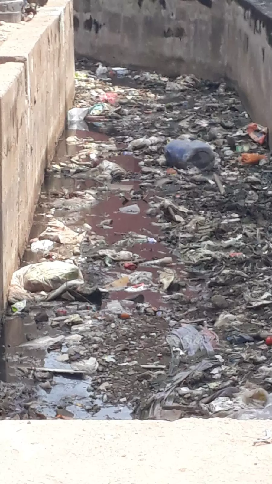 கால்வாயில் குப்பைகள்