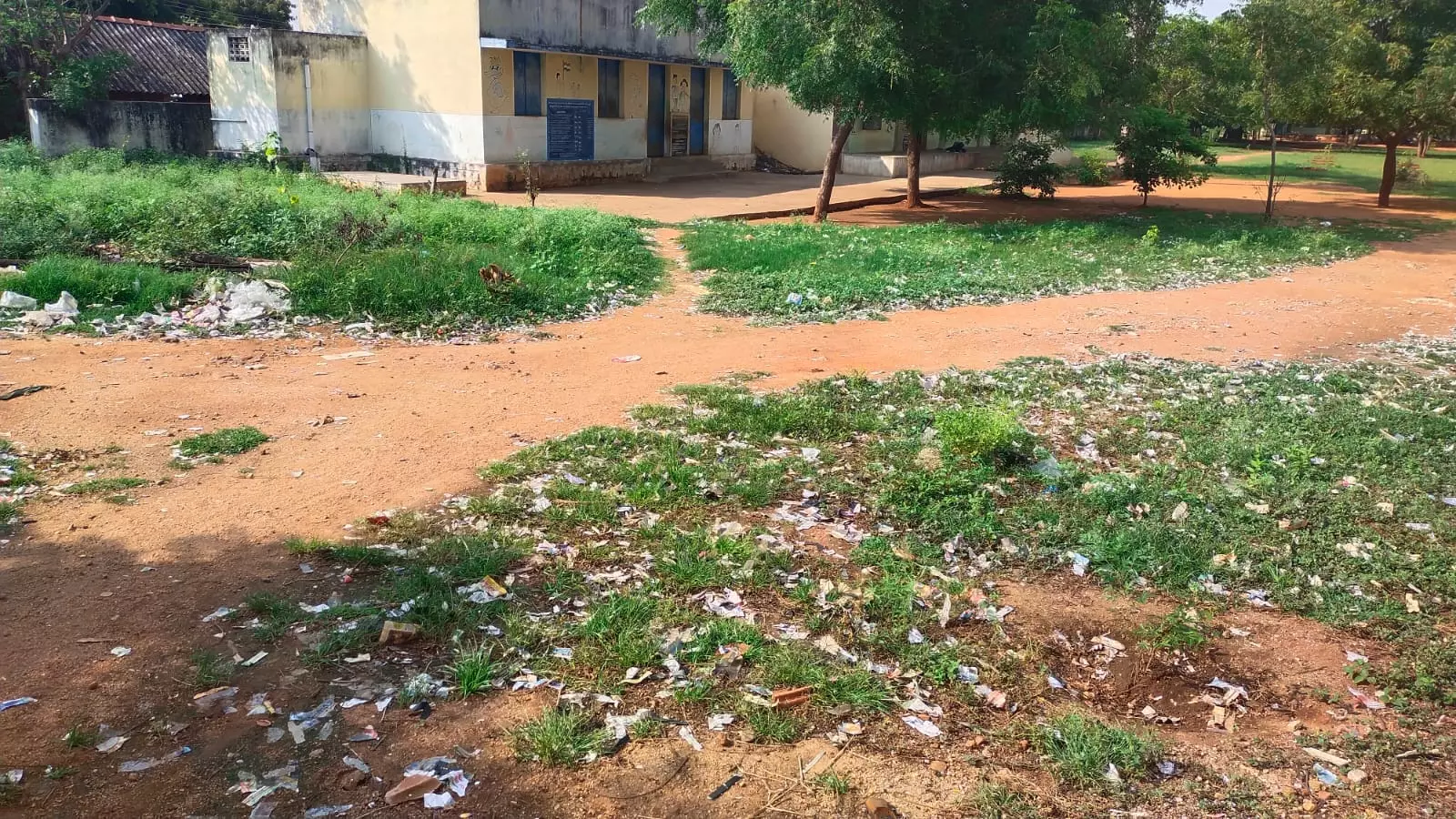 பள்ளிக்கு நுழைவு வாயில் தேவை பள்ளிக்கு நுழைவு வாயில் தேவை