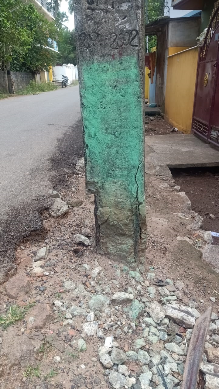 சேமடைந்த மின்கம்பம் சேமடைந்த மின்கம்பம்