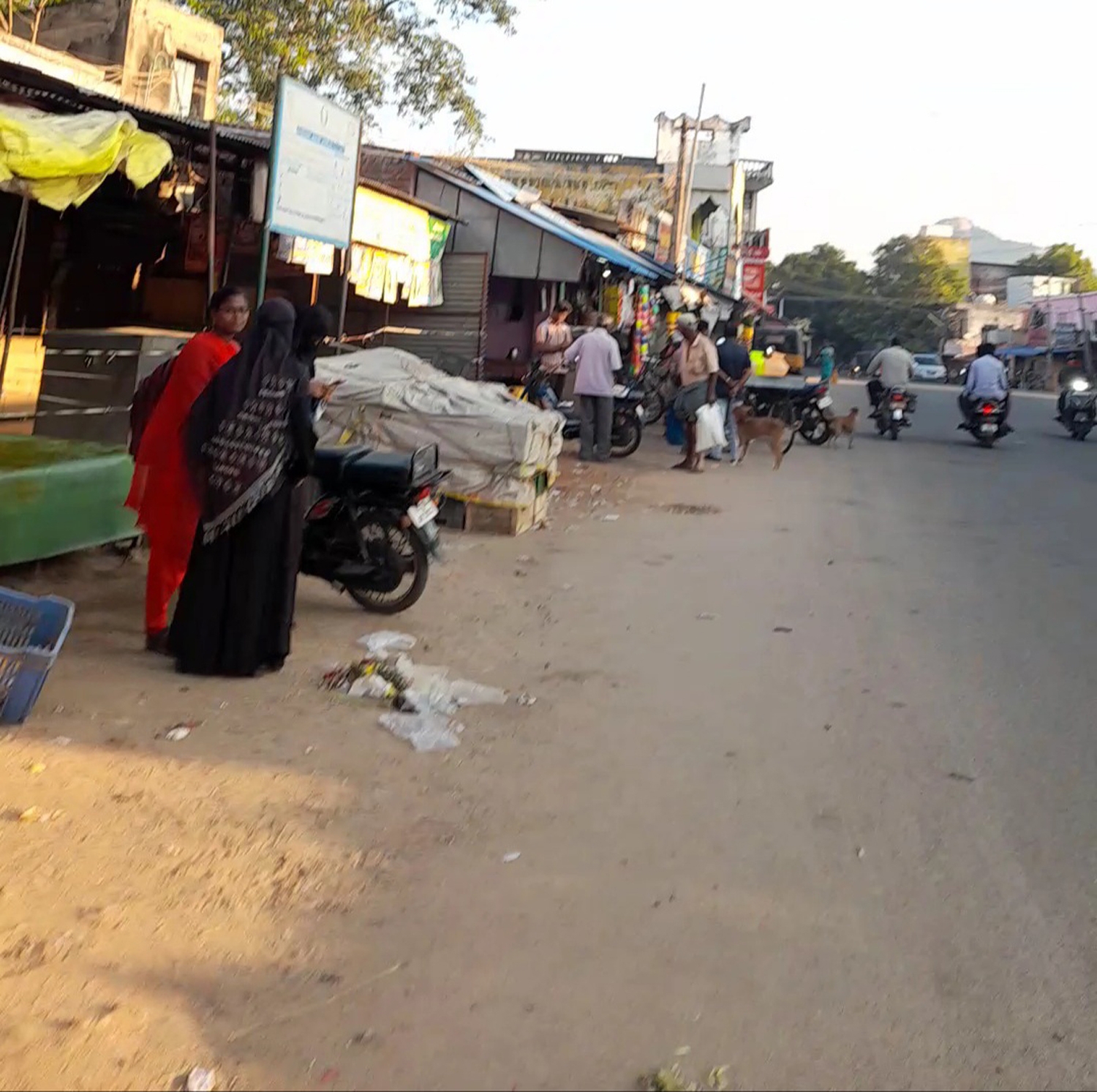 பஸ் நிற்கும் இடத்தில் ஆக்கிரமிப்பு