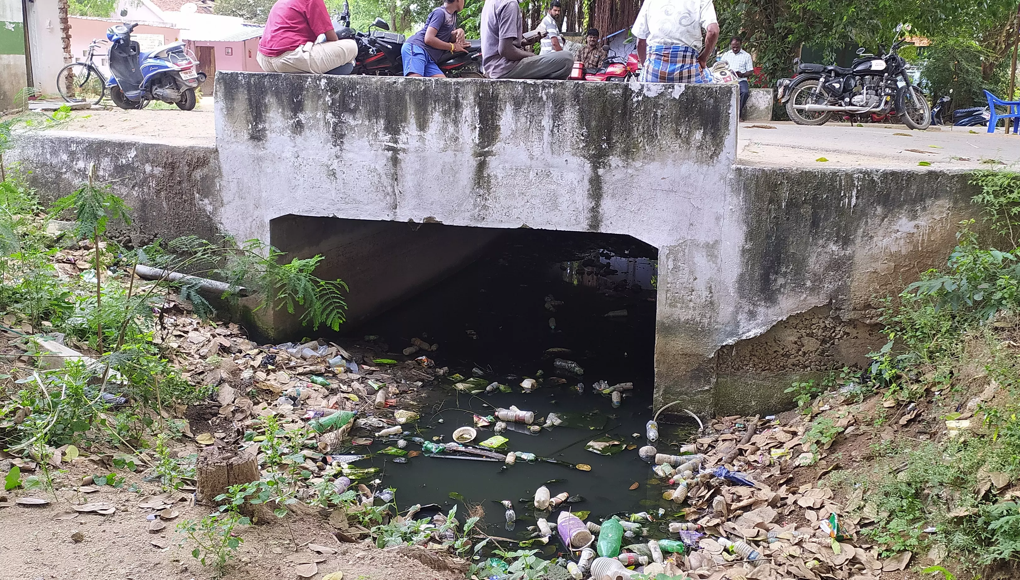 கால்வாய் தூா்வாரப்பட வேண்டும்