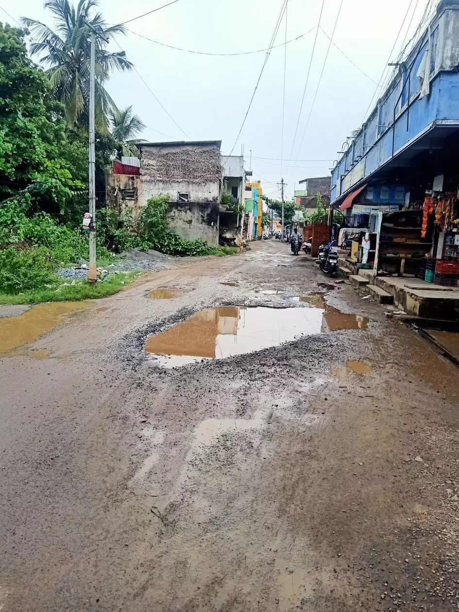 குண்டும் குழியுமான சாலை