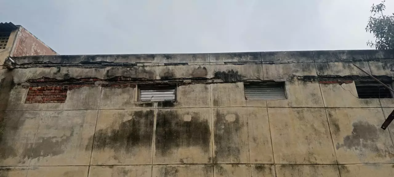 சேதமடைந்த கட்டிடம்