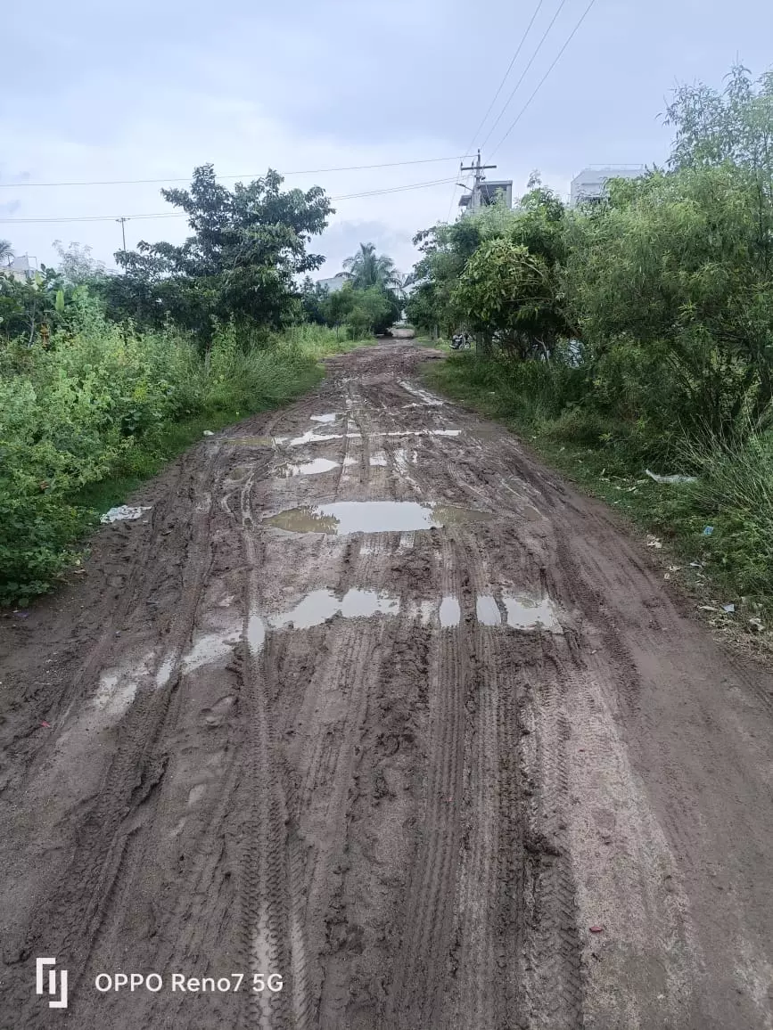 சேறும், சகதியுமான சாலை