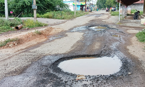 சாலையில் பெரிய பள்ளம் சாலையில் பெரிய பள்ளம்