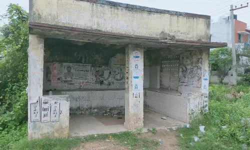 பயணிகள் நிழற்குடையில் சமூக விேராத செயல்