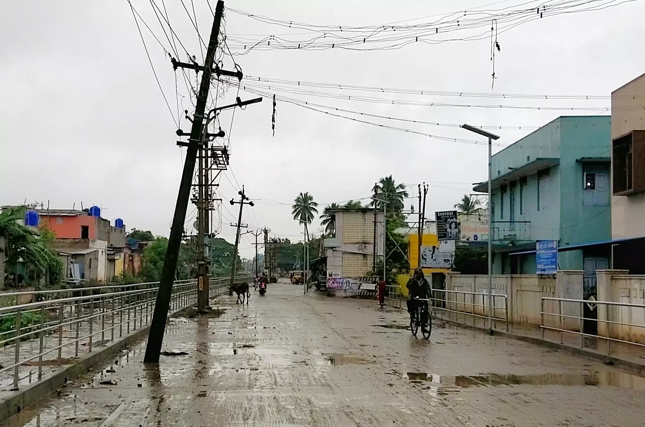 சாய்ந்த மின்கம்பம் சாய்ந்த மின்கம்பம்