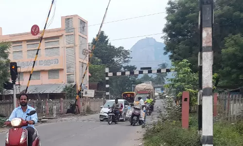 ரெயில்வேகேட் தண்டவாளத்தில் தார் சாலை அமைக்கப்படுமா?