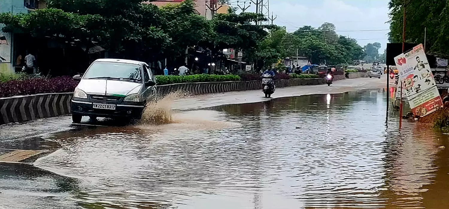 சாலையில் தேங்கி நிற்கும் மழைநீர்