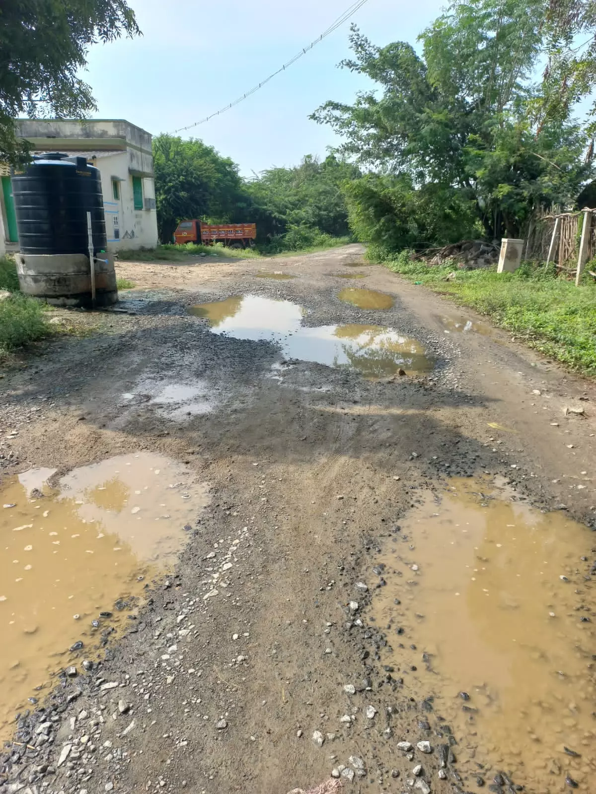 குண்டும், குழியுமான சாலை குண்டும், குழியுமான சாலை