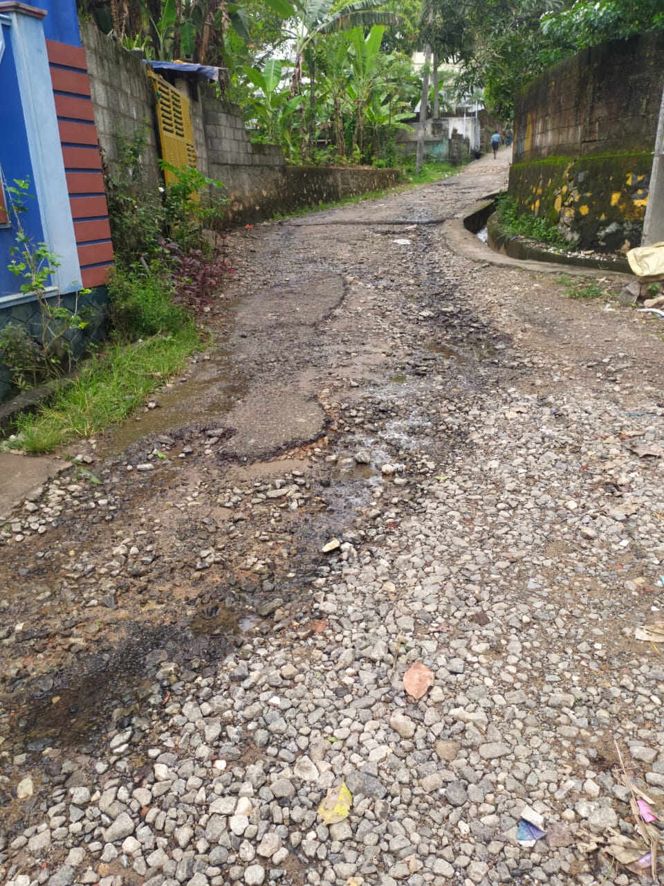 சாலையை சீரமைக்கப்படுமா?