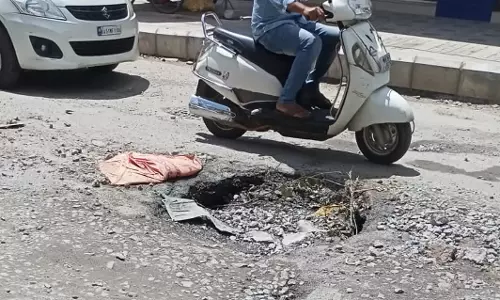 சாலை பள்ளம் மூடப்படுமா?