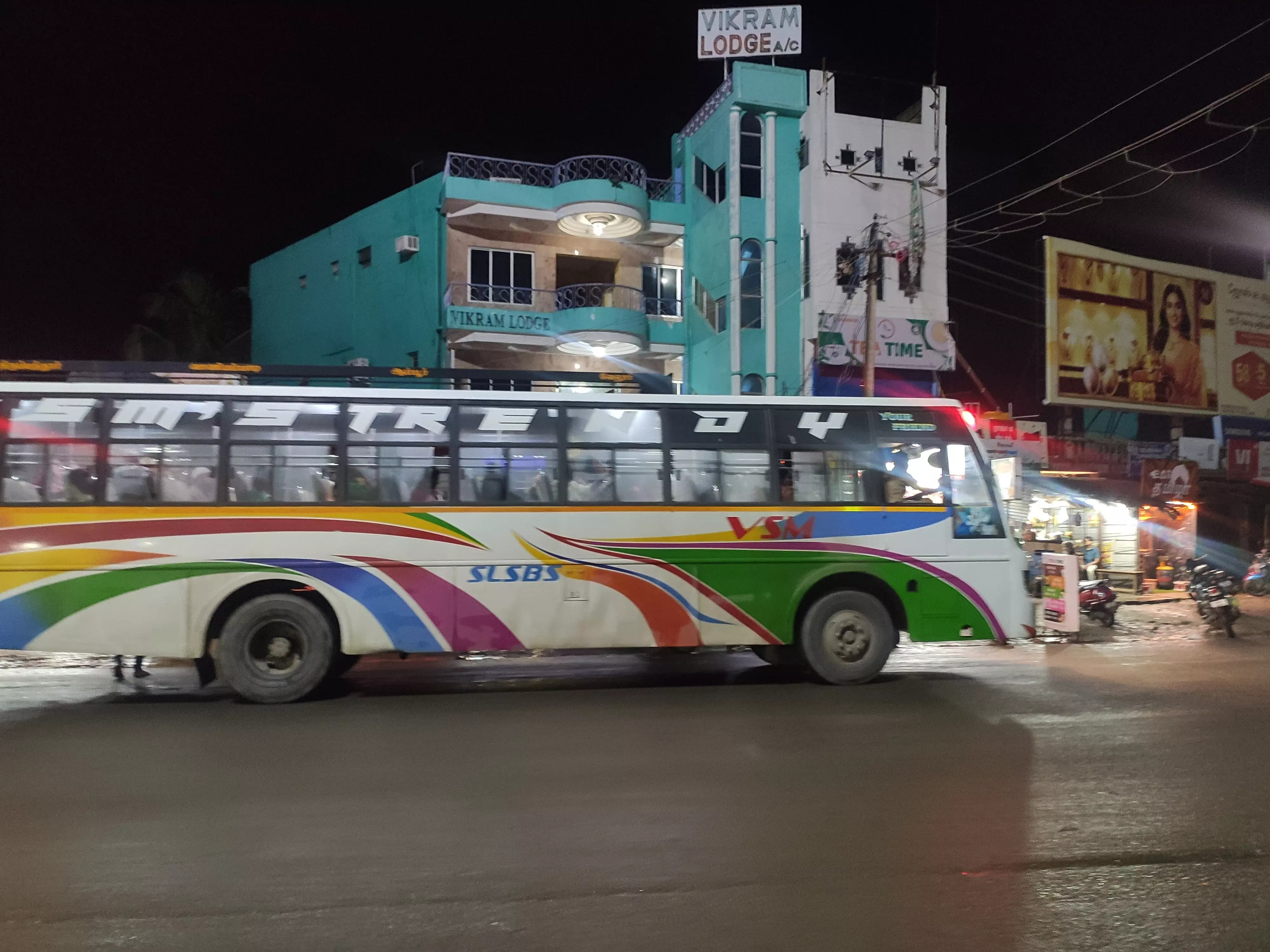 பயணிகள் நிழற்குடை அமைப்பார்களா?