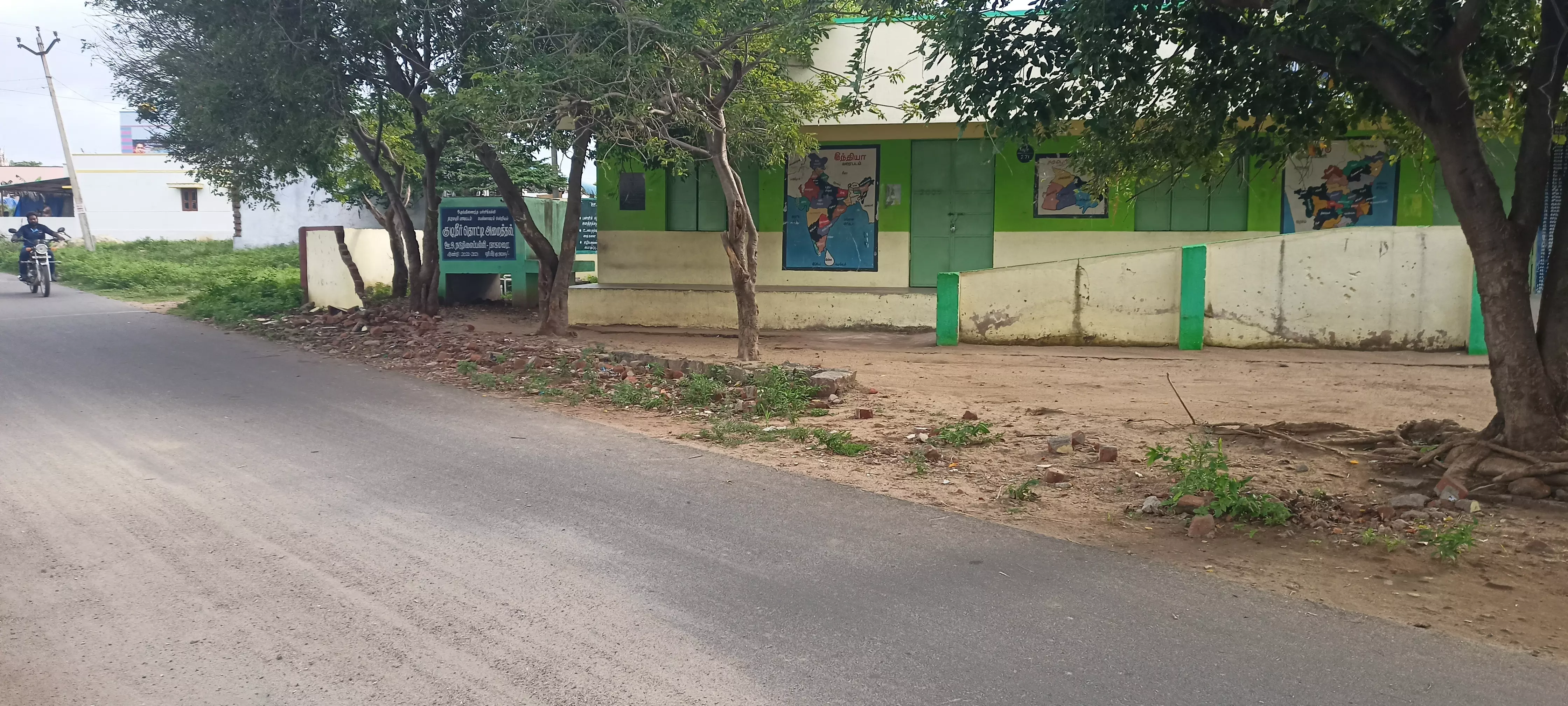 சுற்றுச்சுவர் இல்லாத பள்ளி