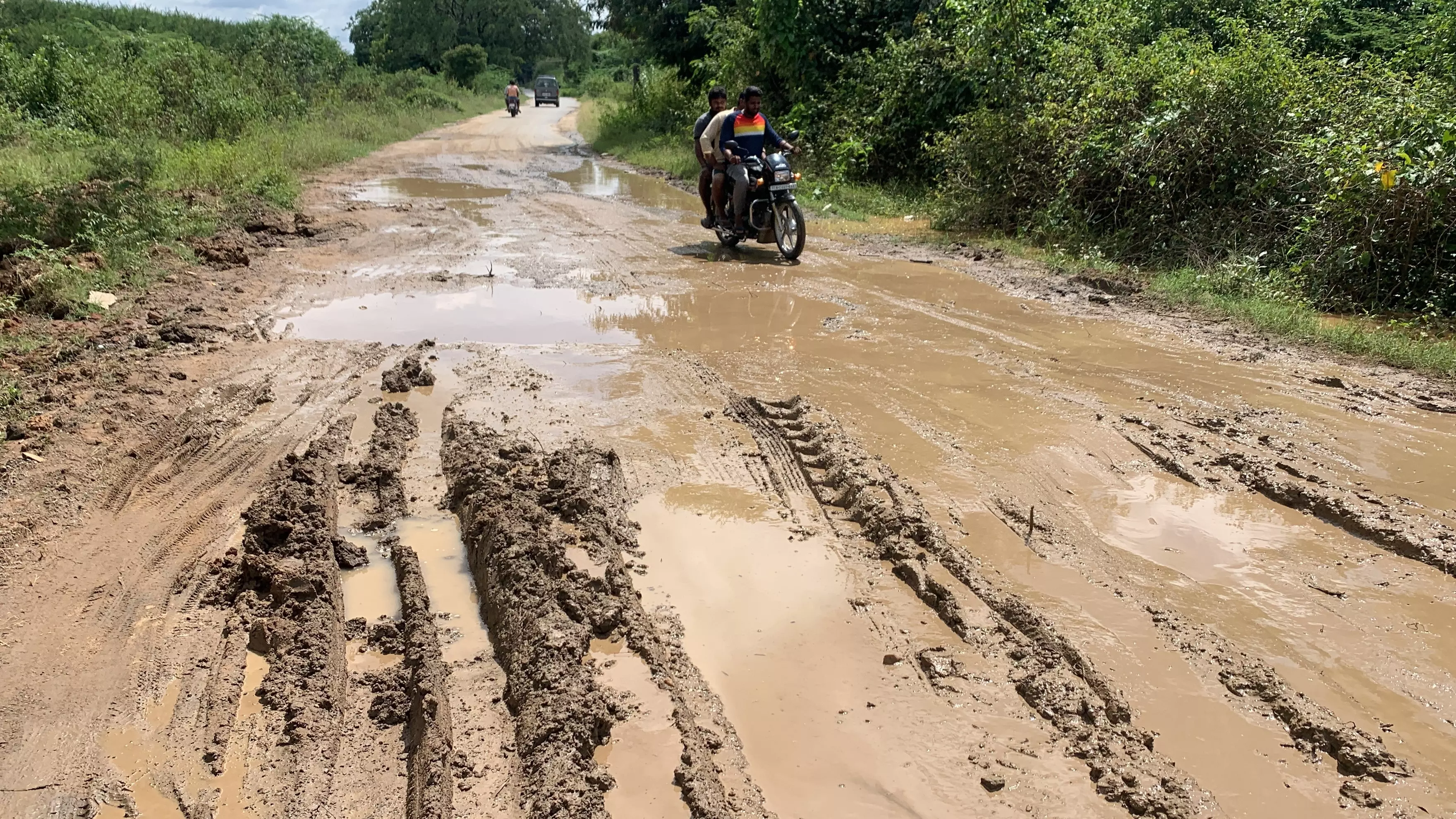 சேறும், சகதியுமாக மாறிய தார்சாலை