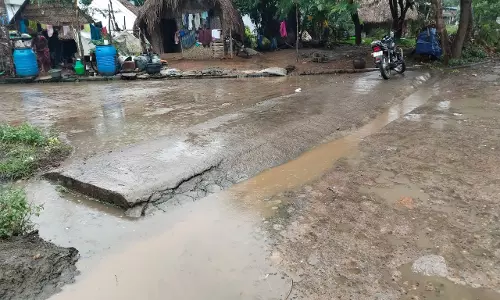 தெருவில் வழிந்தோடும் கழிவுநீர்