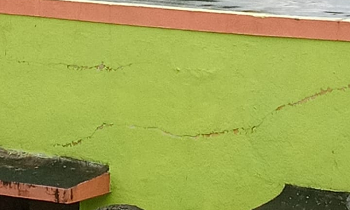 பள்ளி கட்டிடத்தின் மேல்தளத்தில் தேங்கும் மழைநீர்