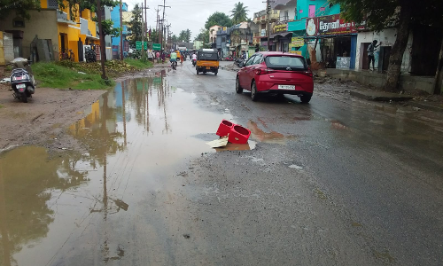 சாலை பள்ளத்தால் விபத்து அபாயம் சாலை பள்ளத்தால் விபத்து அபாயம்