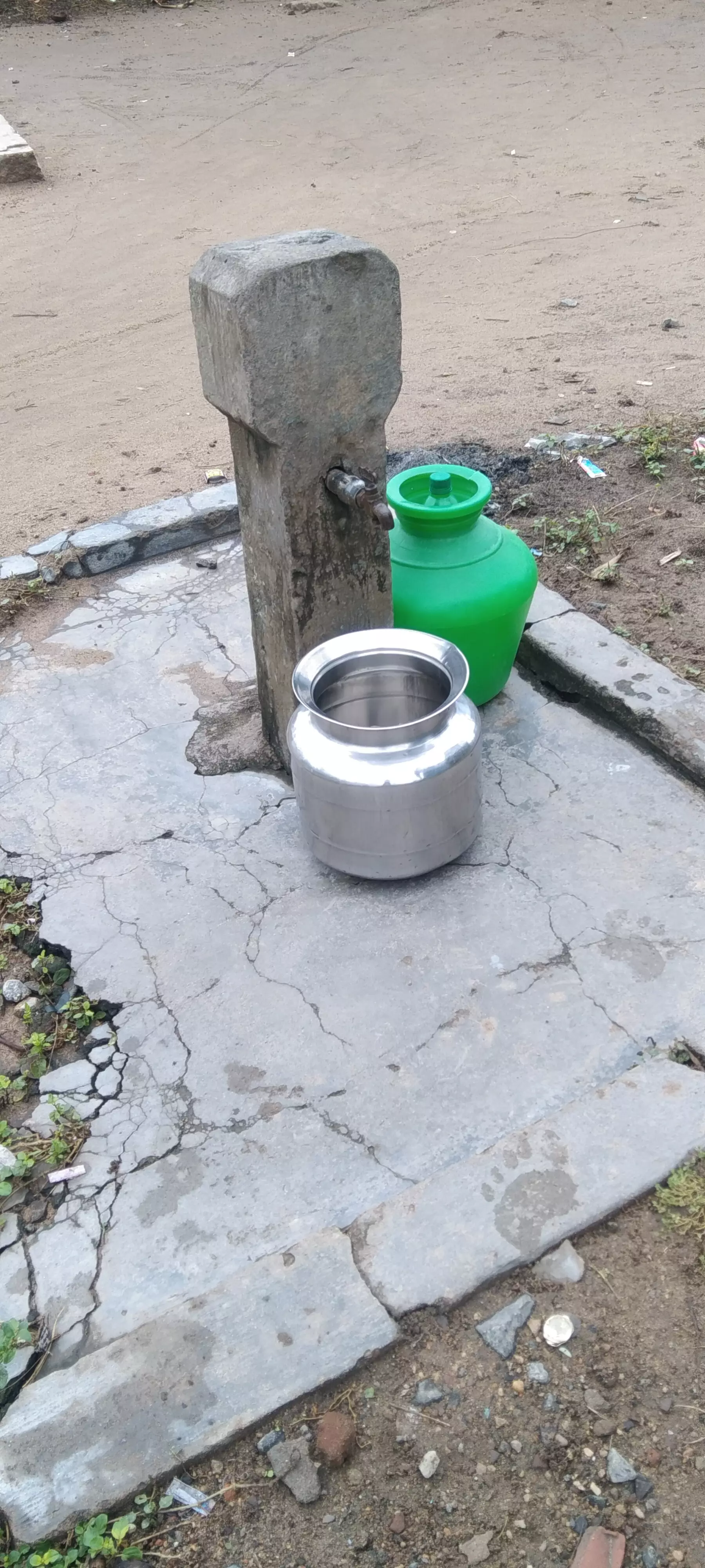 குடிநீர் இன்றி மக்கள் அவதி குடிநீர் இன்றி மக்கள் அவதி