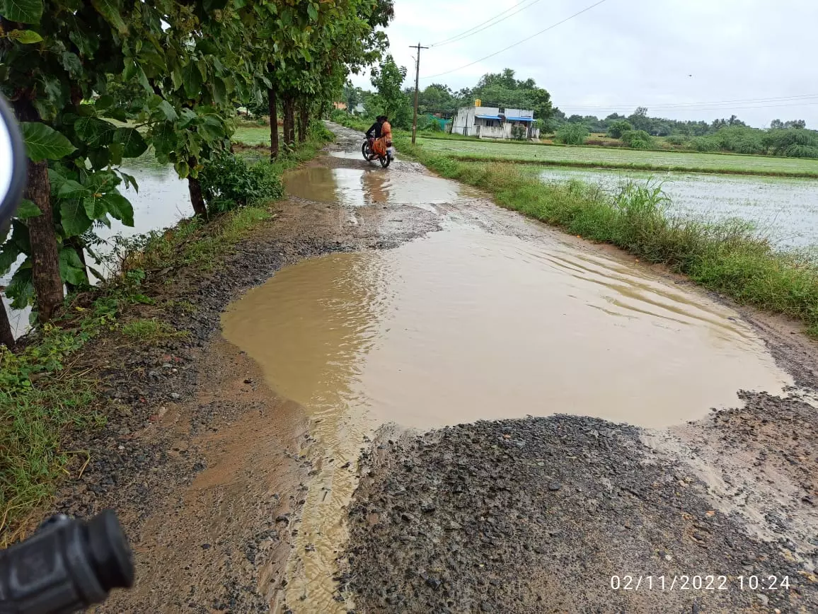 சாலையில் குளம் சாலையில் குளம்