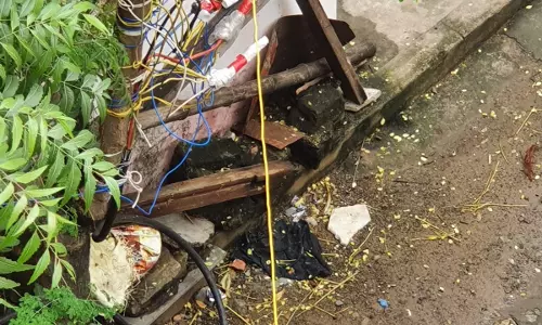 மின் இணைப்பில் சிக்கல் மின் இணைப்பில் சிக்கல்