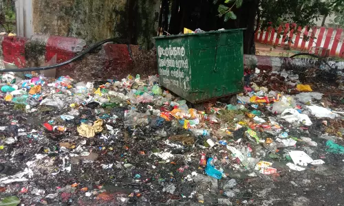 நிரம்பி வழியும் குப்பை தொட்டி