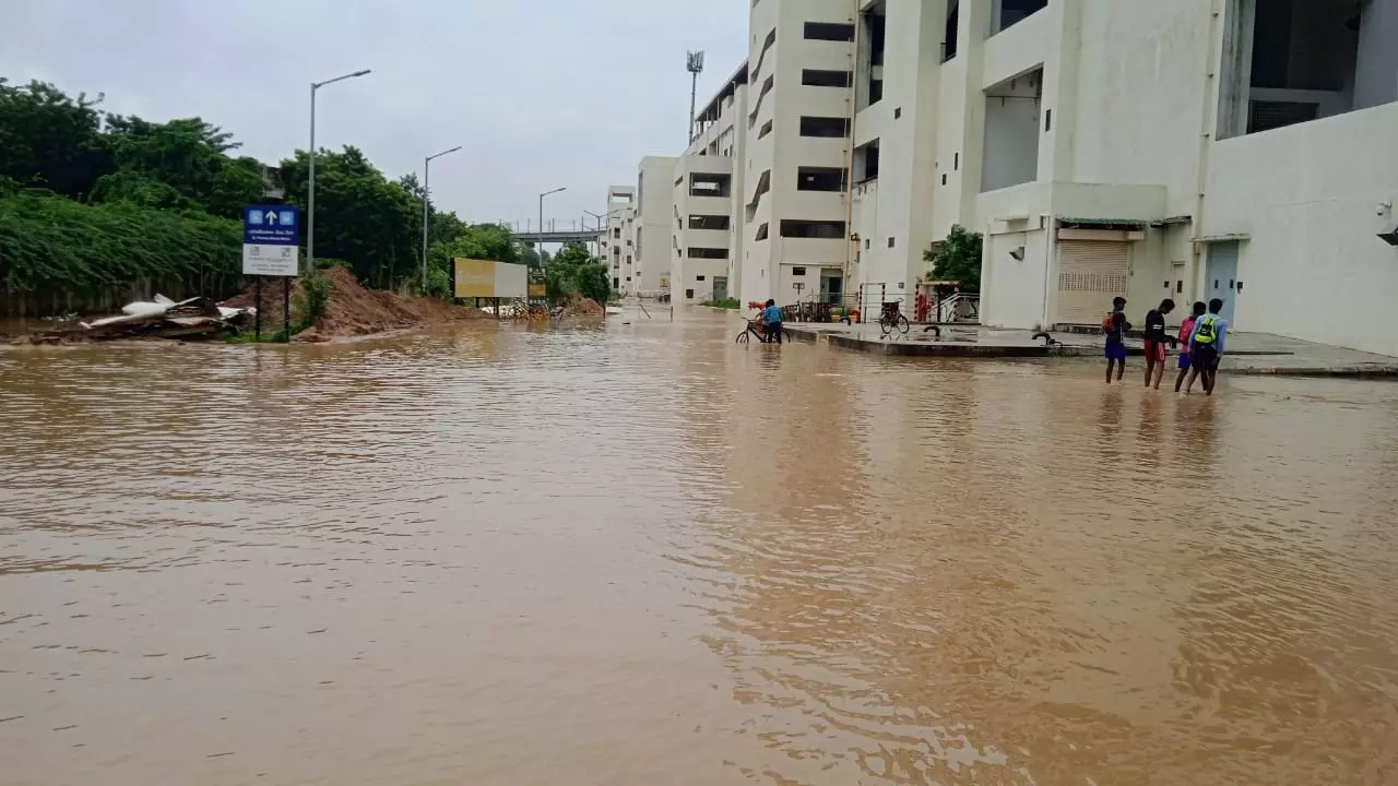 தண்ணீரில் மிதக்கும் ரெயில் நிலையம்