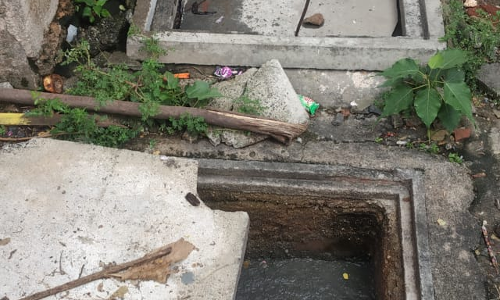 மூடி இல்லாத கழிவுநீர் தொட்டி