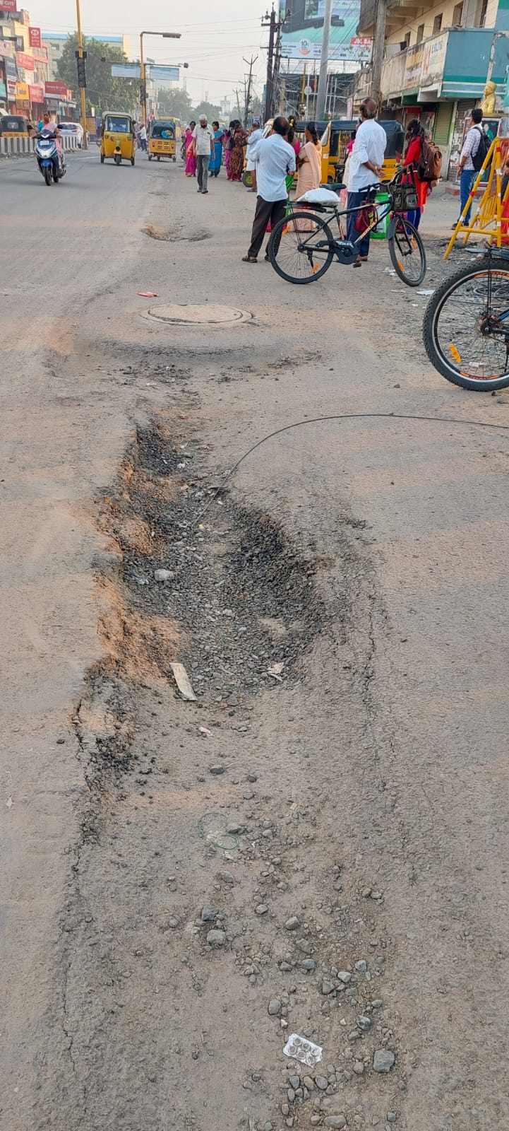 சாலையில் பள்ளங்கள்