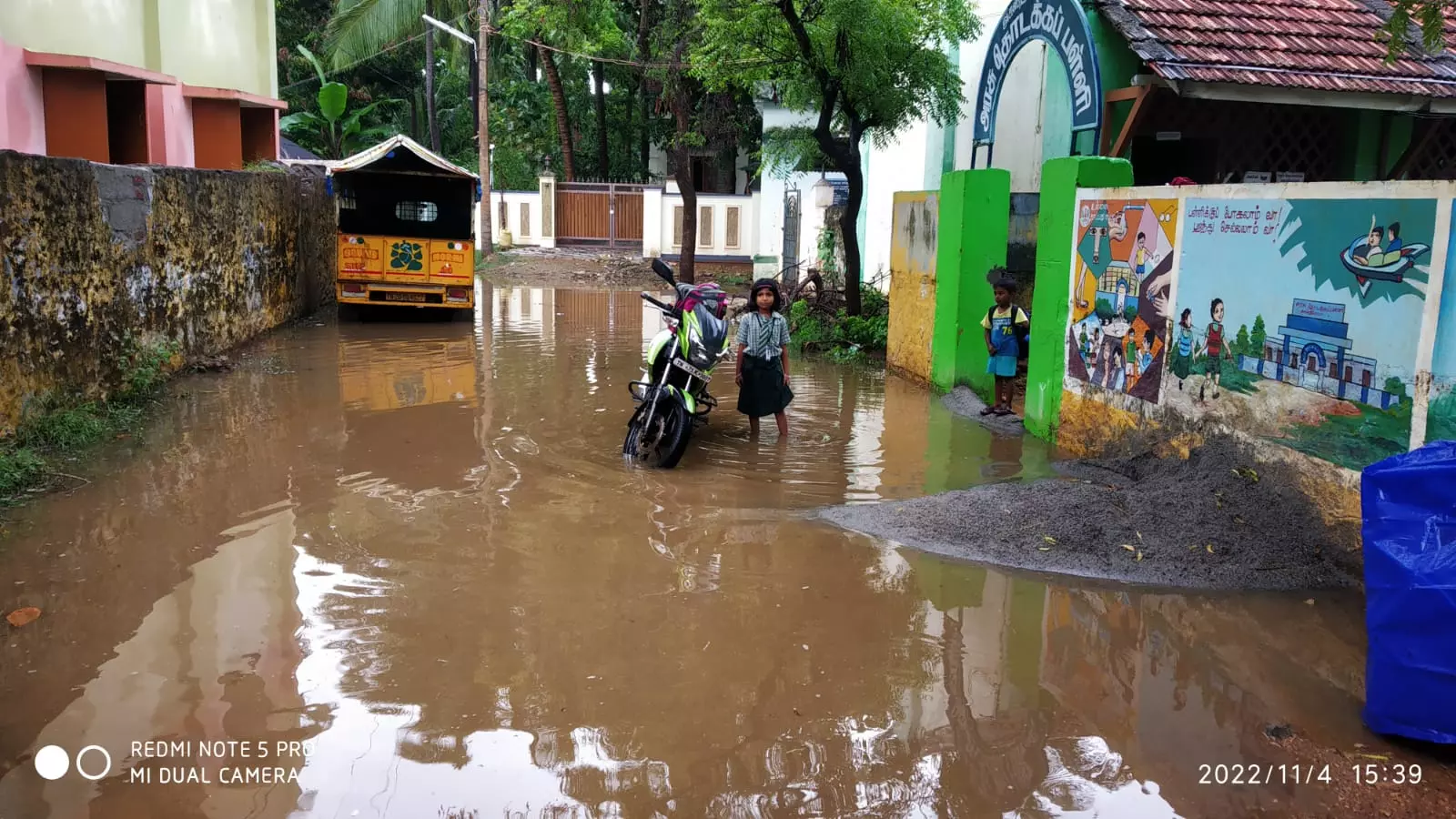 மழை நீர் தேங்கி நிற்பதை தடுக்க வேண்டும்