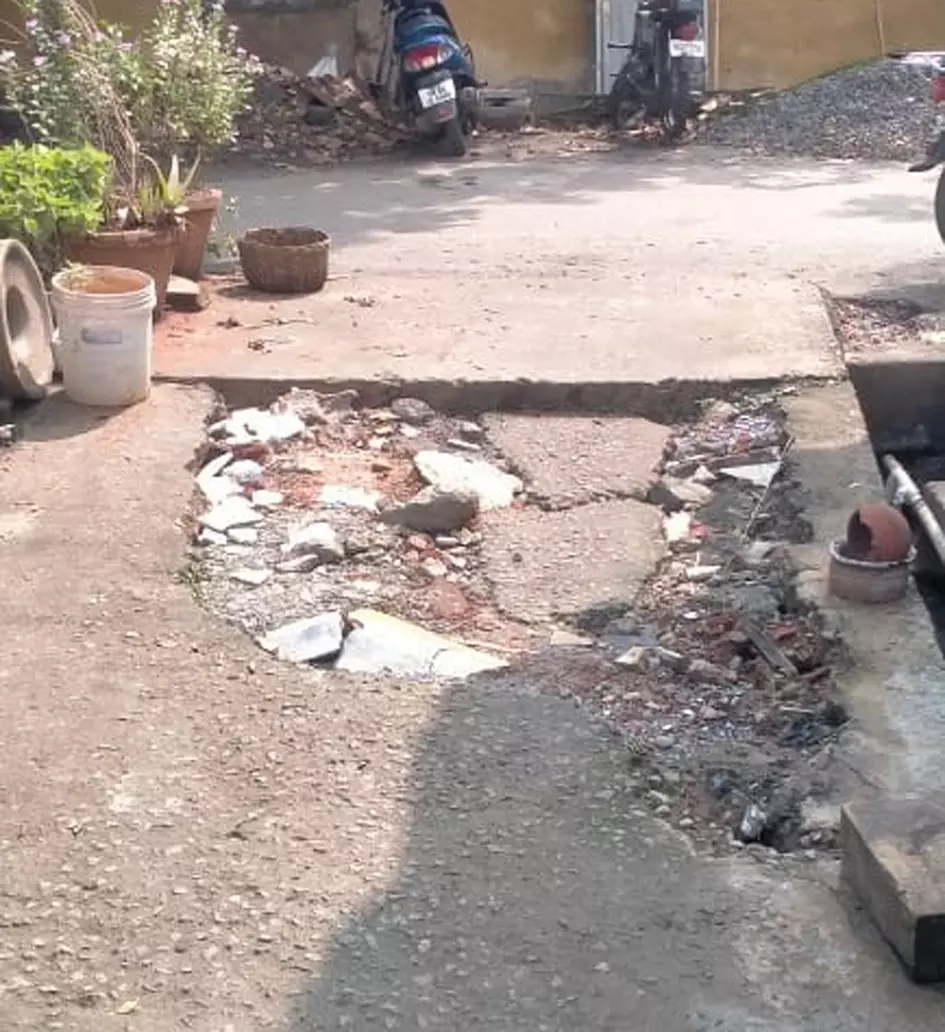 ரோட்டை சீரமைக்க வேண்டும் ரோட்டை சீரமைக்க வேண்டும்