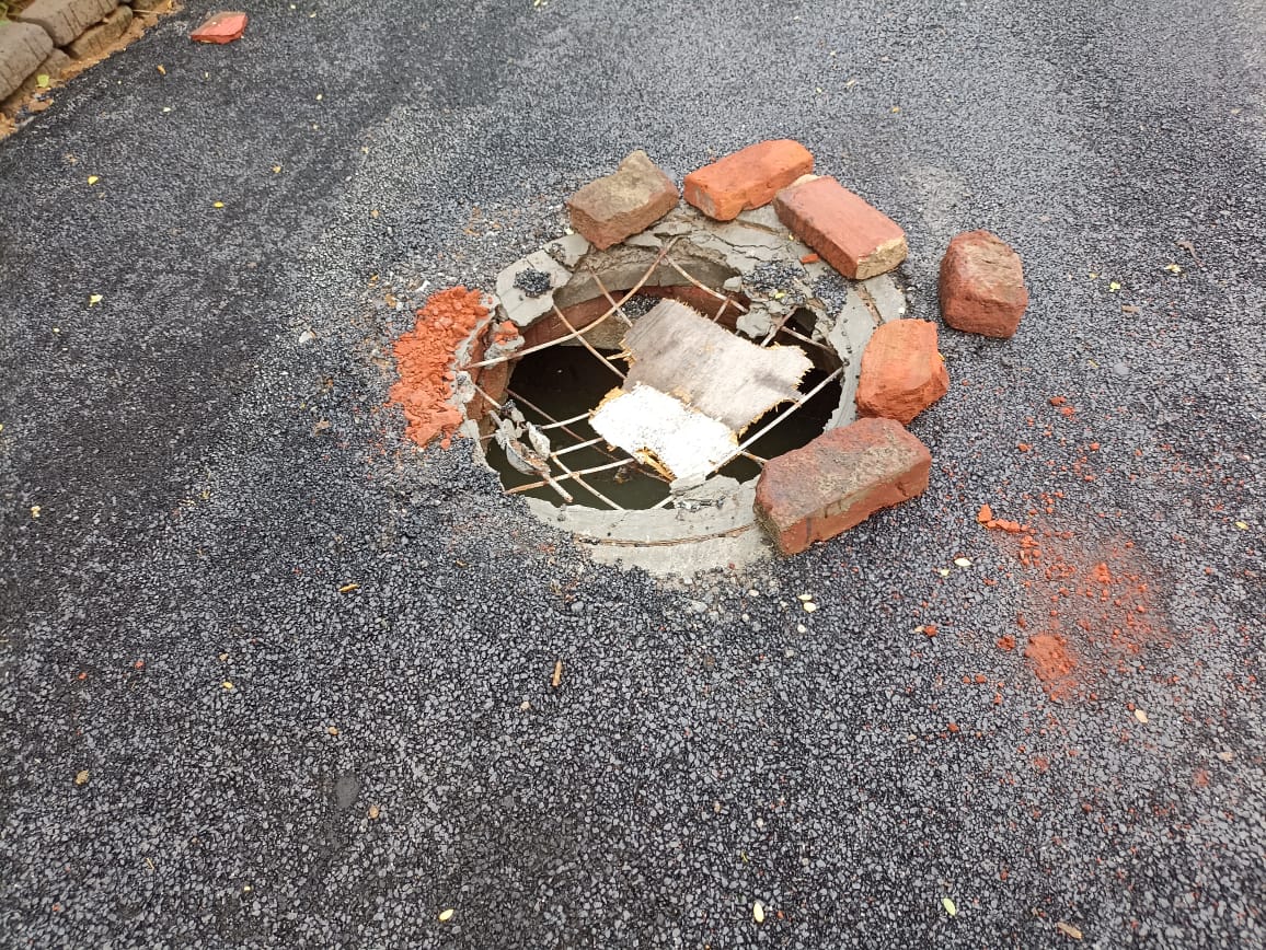 மூடி இல்லாத பாதாள சாக்கடை