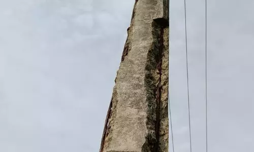 மின்கம்பம் சேதம்