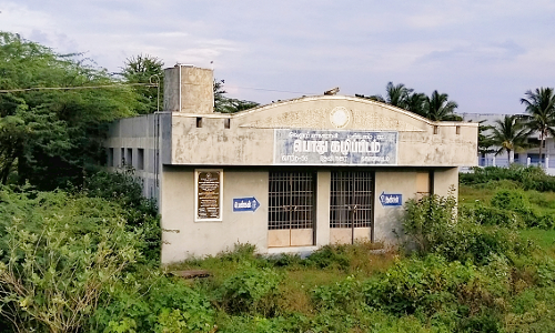 புதர் மண்டி கிடக்கும் பொதுக்கழிப்பிடம் புதர் மண்டி கிடக்கும் பொதுக்கழிப்பிடம்