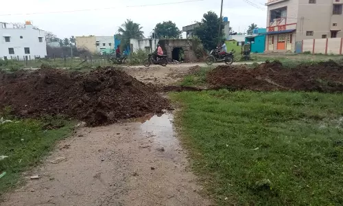 வழியில் தோண்டப்பட்ட பள்ளம்