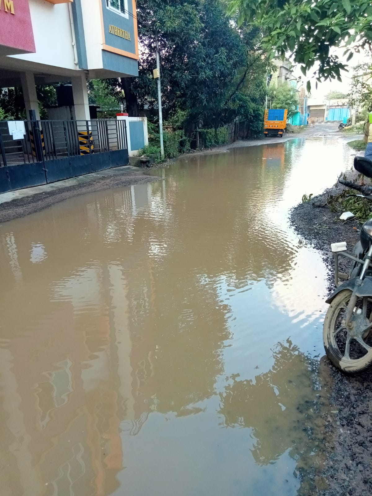 சாலையில் வெள்ளம் சாலையில் வெள்ளம்