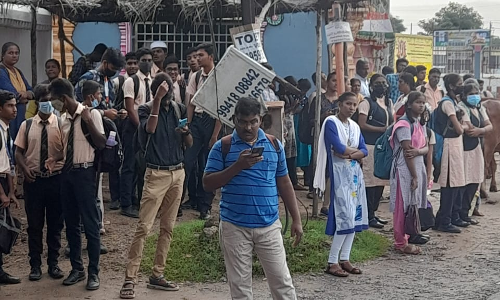 நிழற்குடை அமைக்கப்படுமா? நிழற்குடை அமைக்கப்படுமா?