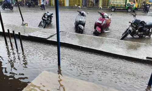 சாலையில் தேங்கும் மழைநீர்