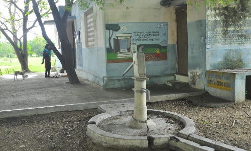 பழுதடைந்த அடிபம்பு பழுதடைந்த அடிபம்பு