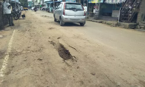 சாலையை சீரமைப்பார்களா?