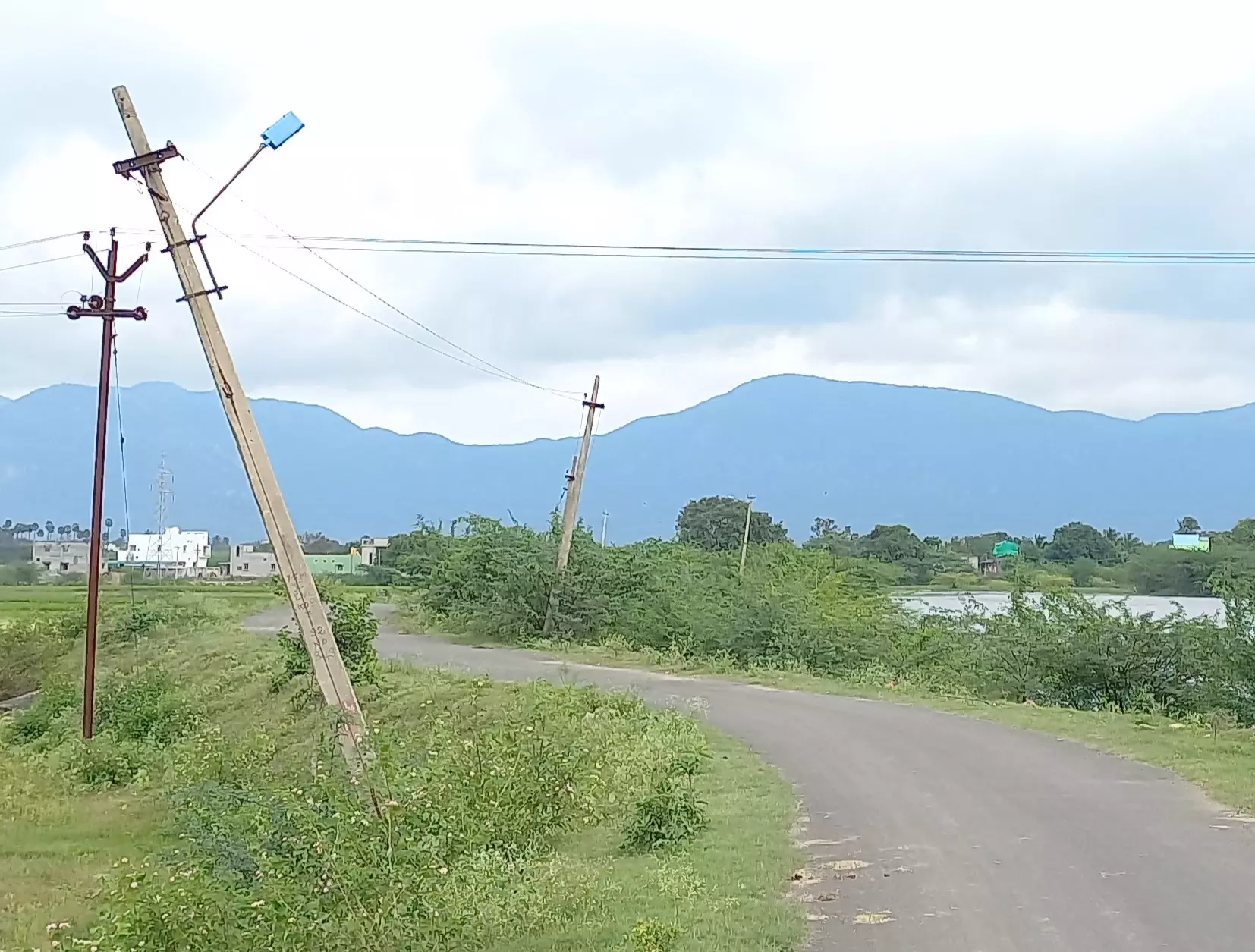 ஆபத்தான மின்கம்பம்