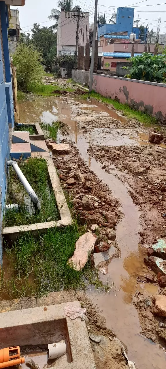 குடியிருப்புகளில் சூழ்ந்து நிற்கும் தண்ணீர்