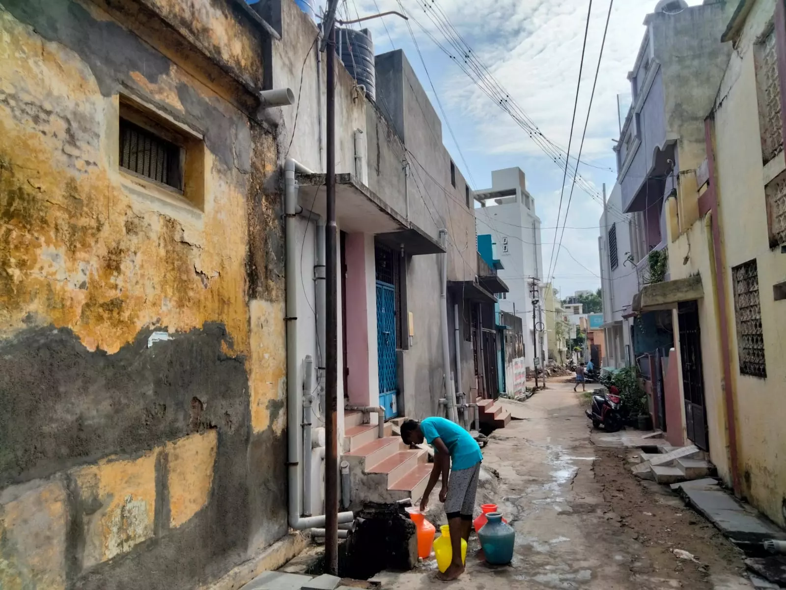 கழிவுநீர் கால்வாயில் அமைந்துள்ள மின்கம்பம்