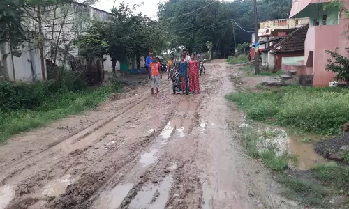 சேறும், சகதியுமான சாலை