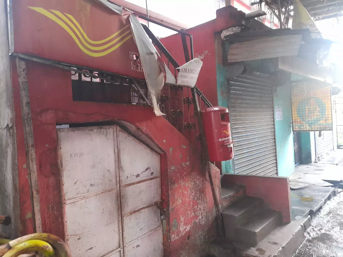 குறுகிய இடத்தில் செயல்படும் தபால் அலுவலகம்